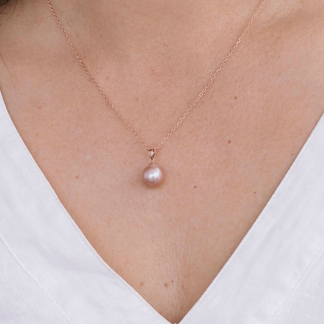 The Raspberry Radiance Pendant brings together soft elegance and artistic craftsmanship in a beautifully balanced design. A natural pink Edison drop pearl glows against the warmth of 9ct rose gold, creating a piece that feels both modern and timeless.