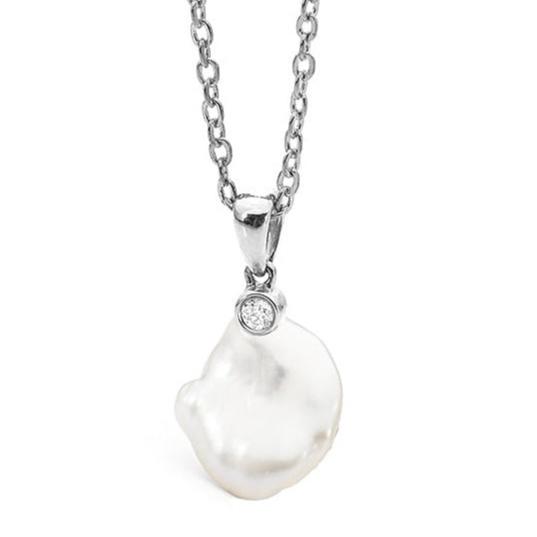 The Elsie Pendant captures elegance in every unique curve. Showcasing the natural beauty of an organic Keshi pearl and accented by a brilliant diamond stud, this pendant embodies refined sophistication. Perfectly suited for any occasion—whether formal, casual, or bridal—it’s a stunning piece that makes a lasting impression.
