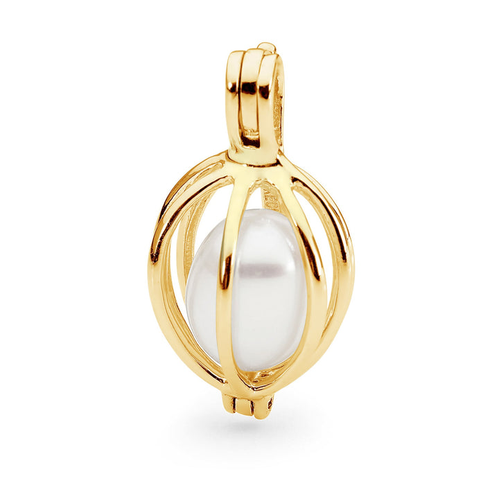 Timeless and sophisticated, the Celia Pendant features an openable 9ct yellow gold cage designed to showcase a white Freshwater pearl. The polished structure frames the pearl beautifully, allowing its natural lustre to shine from every angle.

Its hinged opening allows you to easily interchange the pearl, offering versatility for every occasion. A delicate and refined piece for lovers of classic pearl jewellery.